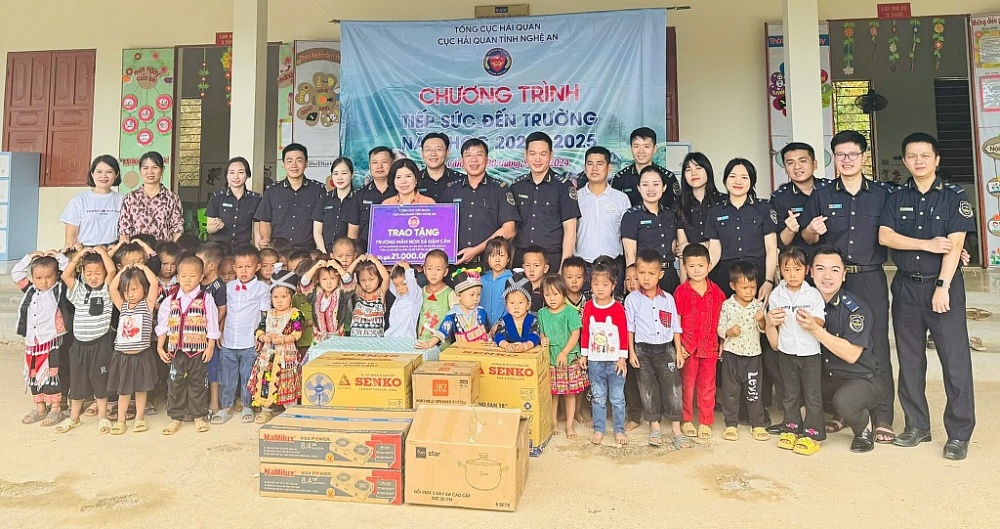 Nhiều suất quà trao cho điểm trường Mần Non Nậm Cắn bản Huồi Pốc. Nhiều suất quà trao cho điểm trường Mần Non Nậm Cắn bản Huồi Pốc.