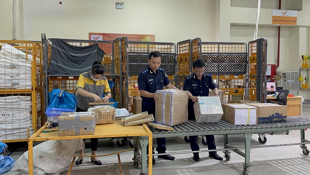 Công chức Chi cục Hải quan Chuyển phát nhanh (Cục Hải quan Hà Nội) kiểm tra hàng hóa XNK. Ảnh: N.Linh Công chức Chi cục Hải quan Chuyển phát nhanh (Cục Hải quan Hà Nội) kiểm tra hàng hóa XNK. Ảnh: N.Linh