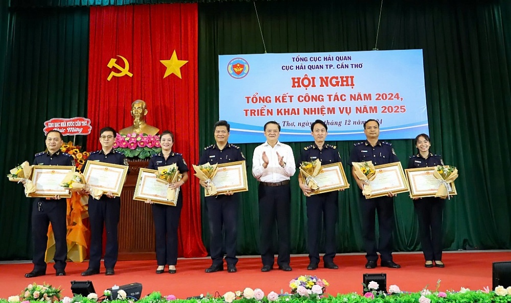 Hải quan Cần Thơ thu ngân sách vượt chỉ tiêu 17% Hải quan Cần Thơ thu ngân sách vượt chỉ tiêu 17%
